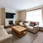 3 BED House w/Drive&Garden v/Fast WiFi near bioQuarter